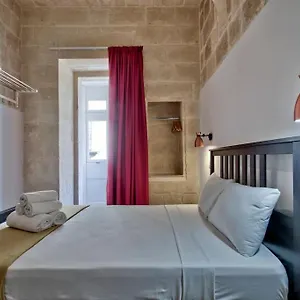 https://vallettastay-old-lodge-apartment-4.hotelssaintjulians.com